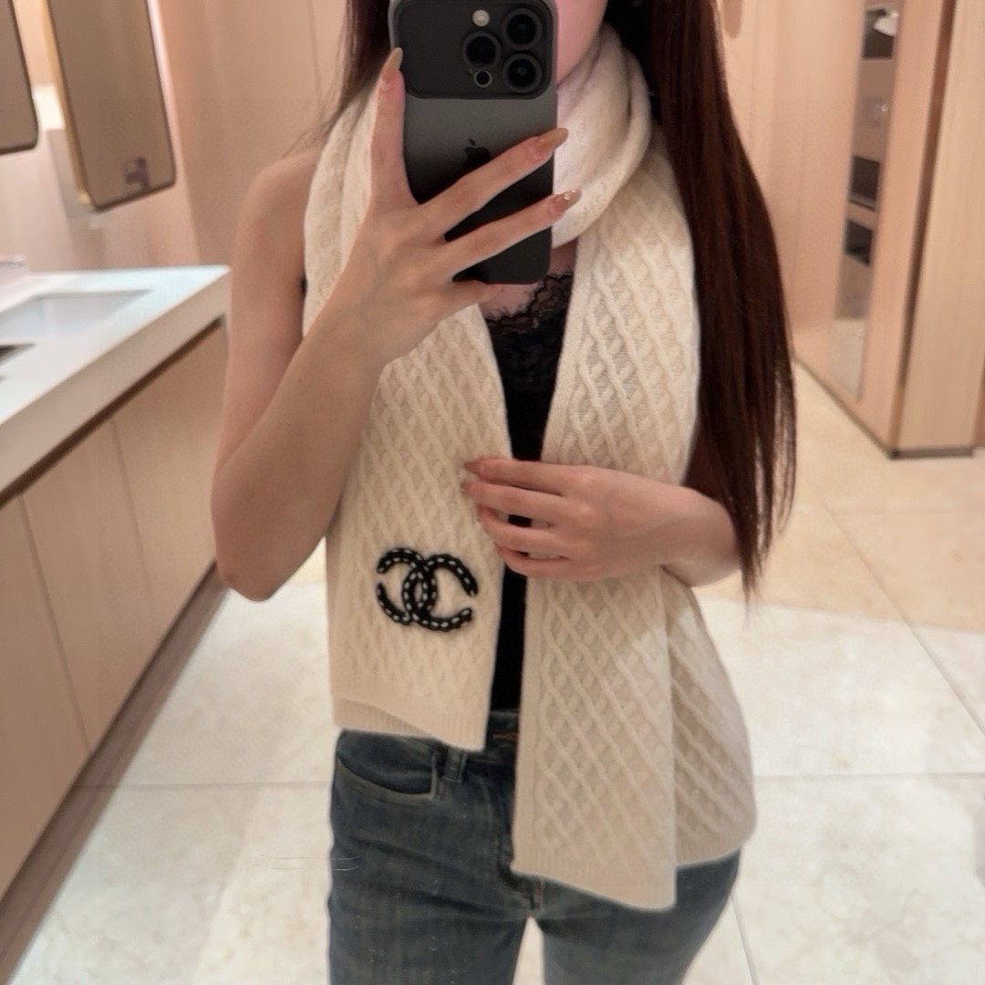 CHANEL SCARF 170 CM IN WHITE CASHMERE WITH BLACK LOGO 401990