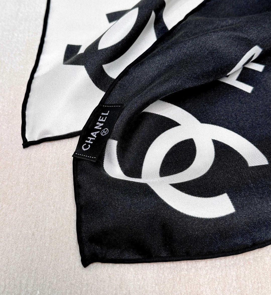CHANEL 25S SCARF 90 IN SILK 991884